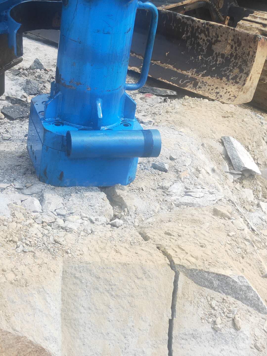 九江大型機(jī)載液壓劈裂機(jī)破拆露天土石方設(shè)備